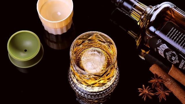 Amazon.com | Spinning Whiskey Glasses Set of 4, 9.5oz With